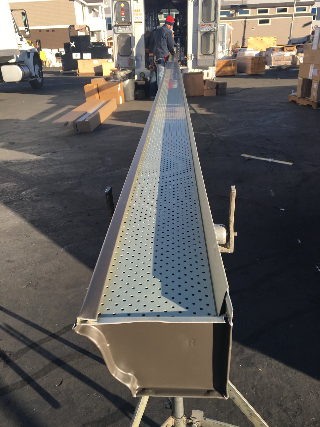 Straight-face gutter profile with perforated guard